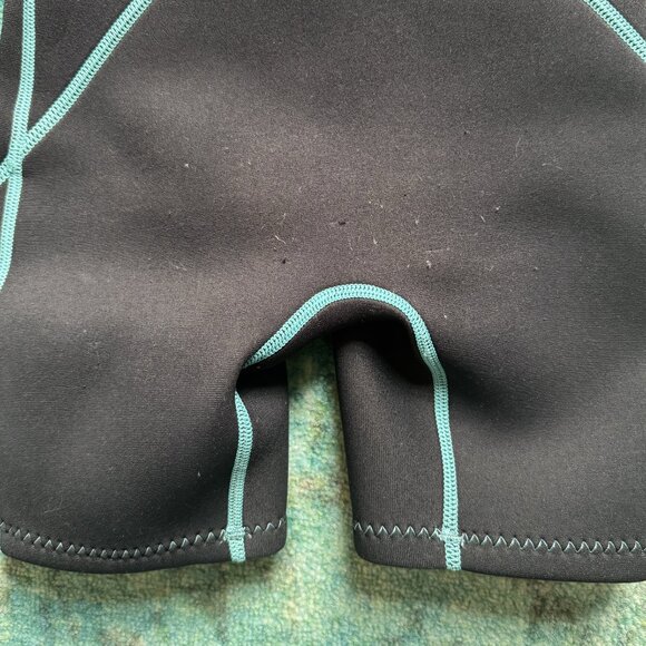 Kids size 4 wetsuit short sleeve 2mm thick neoprene - Picture 3 of 4